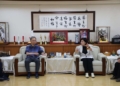▲衛服部長薛瑞元與縣長張麗善討論登革熱防治工作。(圖/雲林縣政府提供)