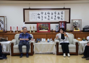 ▲衛服部長薛瑞元與縣長張麗善討論登革熱防治工作。(圖/雲林縣政府提供)