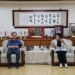 ▲衛服部長薛瑞元與縣長張麗善討論登革熱防治工作。(圖/雲林縣政府提供)