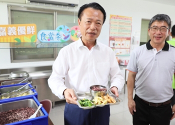 ▲縣府補助一般地區及非山非市地區部分學校午餐費用，讓所有孩子都能吃得營養又健康。（圖/嘉義縣政府提供）