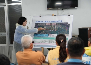 ▲縣長張麗善說明新庄子大排治理計畫。呼籲地方共同協助促工程順利於八月發包。(圖/雲林縣政府提供)