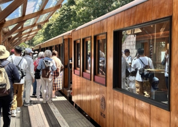 ▲阿里山森林鐵道蒸汽專列檜木列車，深受民眾喜愛。（圖/嘉義縣政府提供）