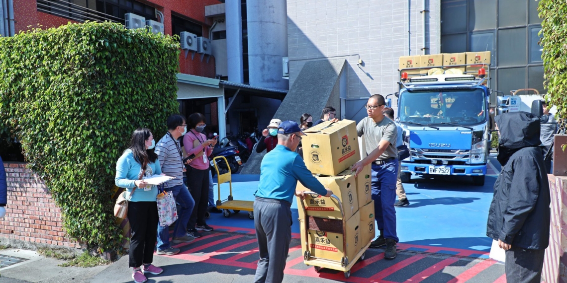 ▲嘉義市政府認購雲林高麗菜，並捐贈予嘉義市各社福據點與機構。(圖/嘉義市政府提供)