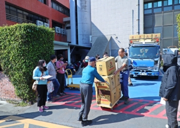 ▲嘉義市政府認購雲林高麗菜，並捐贈予嘉義市各社福據點與機構。(圖/嘉義市政府提供)