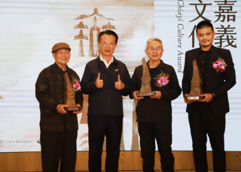 ▲縣長翁章梁頒獎表揚三位傑出藝術家。（圖/嘉義縣政府提供）