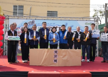 ▲縣長張麗善帶頭將菸蒂丟入熄菸桶，展現推動「菸蒂不落地」政策的決心。（圖/雲林縣政府提供）