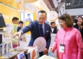 ▲市長黃敏惠一一前往各「嘉市好店」業者攤位熱情打氣。(圖/嘉義市政府提供)
