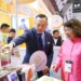 ▲市長黃敏惠一一前往各「嘉市好店」業者攤位熱情打氣。(圖/嘉義市政府提供)