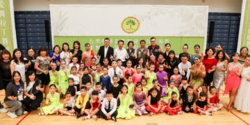 ▲縣長翁章梁等人到場為選手加油打氣，並合影留念。（圖/嘉義縣政府提供）