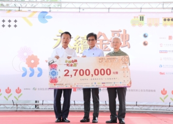 ▲金融監督管理委員會主委彭金隆(中)、金融總會理事長董瑞斌(右)代表捐贈270萬元。(圖/嘉義縣政府提供)