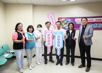 ▲嘉義縣長翁章梁與長庚醫院長楊仁宗等共同呼籲民眾左手打流感、右手打新冠，達到雙重保護。（圖/嘉義縣政府提供）