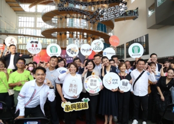 ▲市長黃敏惠今（16）日帶領「嘉市好店」業者們及代表團，前往南投縣參加「三地共享 閃耀金馬-金馬61聯名商品揭露記者會」。(圖/嘉義市政府提供)