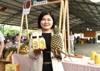▲縣長張麗善行銷古坑鳳梨、鳳梨膠質飲及鳳梨愛玉凍飲，酸甜好滋味。（圖/雲林縣政府提供）