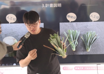 ▲嘉義青農翁嘉隆展示鳳梨切苗機械化。(圖/嘉義縣政府提供)
