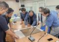 ▲審議委員現場審慎檢視每案珍貴古物。(圖/嘉義市政府提供)