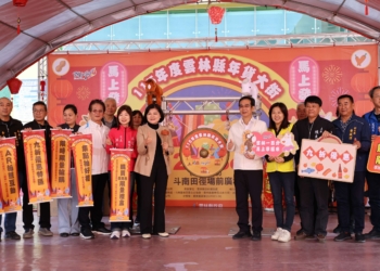 ▲縣長張麗善敲鑼為雲林年貨大街揭幕。(圖/雲林縣政府提供)