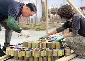 ▲社規師燈區以藍腹鷴為意象，結合竹編與再利用材料，呈現光影作品。（圖／嘉義縣政府提供）