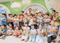 ▲親子共同完成柚子裝飾後，小朋友們興奮展示自己的作品。(圖/嘉義縣政府提供)