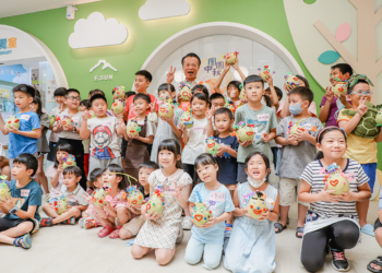 ▲親子共同完成柚子裝飾後，小朋友們興奮展示自己的作品。(圖/嘉義縣政府提供)