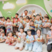 ▲親子共同完成柚子裝飾後，小朋友們興奮展示自己的作品。(圖/嘉義縣政府提供)