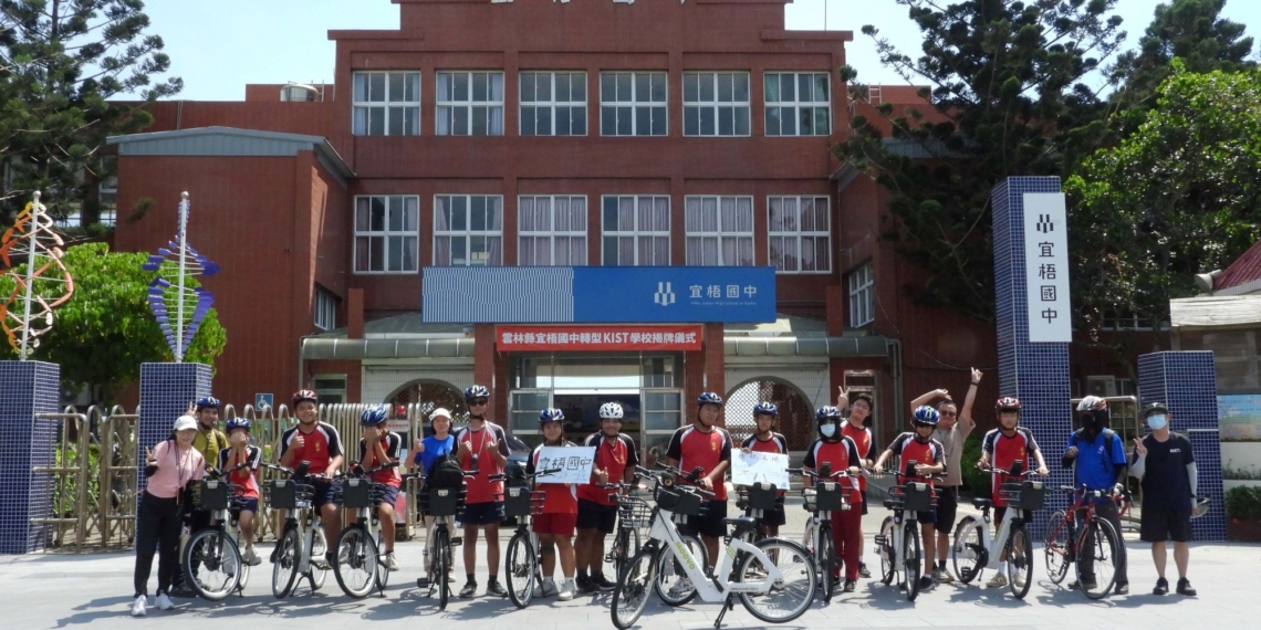 ▲宜梧國中師生參與濕地特色課程，騎乘自行車走讀地方生態。（圖/雲林縣政府提供）
