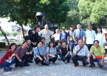 ▲以育林為主要任務的高知縣土佐林業俱樂部成員們開心一遊「阿里山森林鐵路車庫園區」。(圖/嘉義市政府提供)
