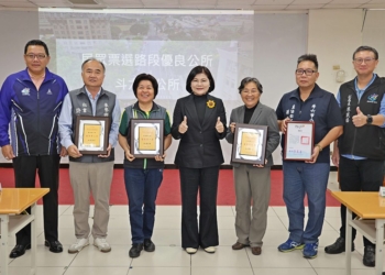 ▲雲林縣114年度市區道路及人行道管理養護考核揭曉 張麗善縣長頒獎莿桐、東勢與古坑鄉公所肯定績優表現。(圖/雲林縣政府提供)