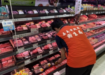 ▲嘉義市政府衛生局前往各市售通路稽查食材衛生安全。(圖/嘉義市政府提供)