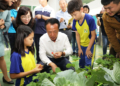 ▲縣長翁章梁仔細聆聽小朋友的介紹。（圖/嘉義縣政府提供）