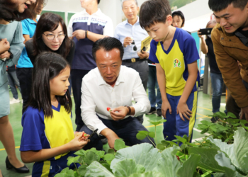 ▲縣長翁章梁仔細聆聽小朋友的介紹。（圖/嘉義縣政府提供）