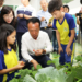▲縣長翁章梁仔細聆聽小朋友的介紹。（圖/嘉義縣政府提供）