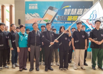 ▲嘉義縣代表隊前進加拿大參加FRC機器人競賽，縣府舉辦行前授旗賽典禮。（圖/嘉義縣政府提供）