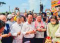 ▲嘉義縣長翁章梁等人恭迎媽祖鑾駕。(圖/嘉義縣政府提供)