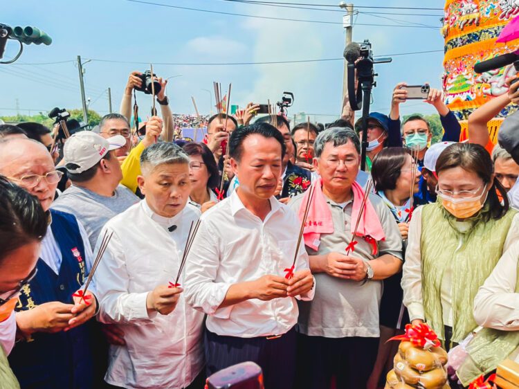 ▲嘉義縣長翁章梁等人恭迎媽祖鑾駕。(圖/嘉義縣政府提供)