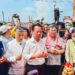 ▲嘉義縣長翁章梁等人恭迎媽祖鑾駕。(圖/嘉義縣政府提供)