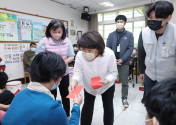 ▲市長黃敏惠先後前往嘉愛啟智發展中心、保康老人長期照顧中心致贈慰問金。（圖/嘉義市政府提供）