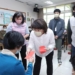▲市長黃敏惠先後前往嘉愛啟智發展中心、保康老人長期照顧中心致贈慰問金。（圖/嘉義市政府提供）