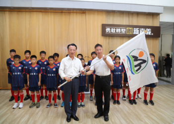 ▲縣長翁章梁為安東國小足球隊授旗。(圖/嘉義縣政府提供)