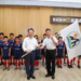 ▲縣長翁章梁為安東國小足球隊授旗。(圖/嘉義縣政府提供)