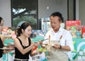 ▲縣長翁章梁攜手料理達人咪咪進行直播開箱，大力宣傳嘉義優鮮水產。（圖/嘉義縣政府提供）
