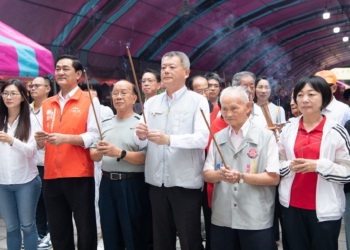 ▲儀式由副市長林瑞彥(中)代表市長黃敏惠開香普度。(圖/嘉義市政府提供)