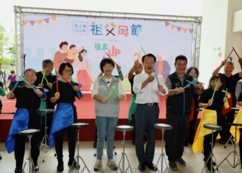 ▲縣長翁章梁向長輩學習打鼓，與長輩同樂。(圖/嘉義縣政府提供)