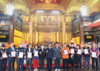 ▲各界善心人士、廟宇及企業家慷慨解囊，獲縣長翁章梁等人讚賞。（圖/嘉義縣政府提供）