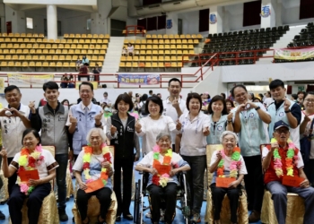 ▲市長黃敏惠與90歲以上的嘉寶們開心合影。(圖/嘉義市政府提供)