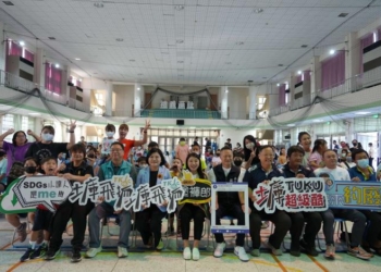 ▲土庫鎮公所舉辦親子減碳好好運動共玩日，縣長張麗善到場致意並與親子同樂。(圖/雲林縣政府提供)