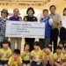 ▲雲林子弟李志生(左三)、高淑媛(左二)於攝影展開幕時，號召親友捐款支持雙B計畫，縣長張麗善代表受贈並表達感謝之意。。(圖/雲林縣政府提供)