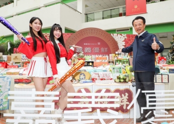 ▲嘉義優鮮迎過年，縣長翁章梁與棒球女孩一起促銷產品。（圖/嘉義縣政府提供）