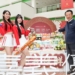 ▲嘉義優鮮迎過年，縣長翁章梁與棒球女孩一起促銷產品。（圖/嘉義縣政府提供）