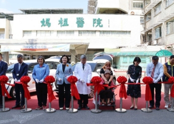 ▲曾李秀薇女士暖心捐贈醫療巡迴車與設備，強化在宅醫療照護服務。（圖/雲林縣政府提供）