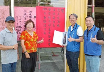▲虎尾釀酒廠「米釀威士忌」榮獲經濟部2025金點設計獎，建設處長廖政彥特別前往酒廠張貼紅榜。（圖/雲林縣政府提供）